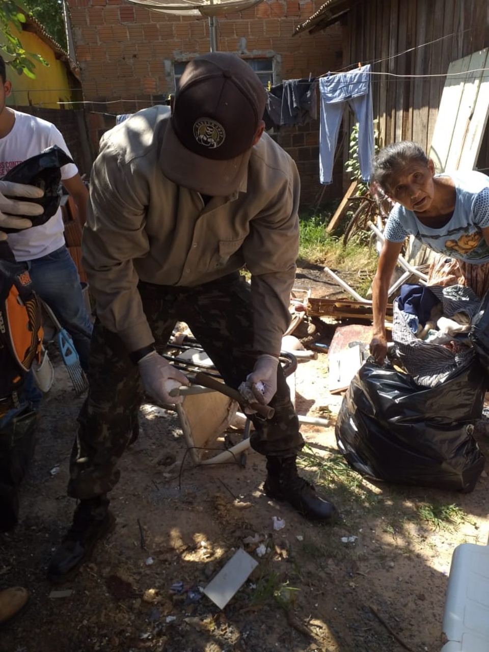 Mutir O Para Recolher O Lixo Continua Nesta Na Vila Jo O De Barro