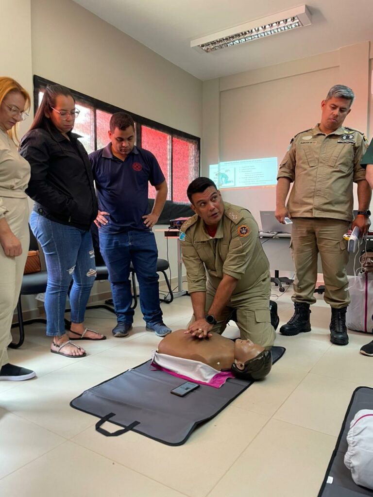 Em parceria com o Corpo de Bombeiros Militar, equipe do Hospital Darci João Bigaton recebe capacitação.