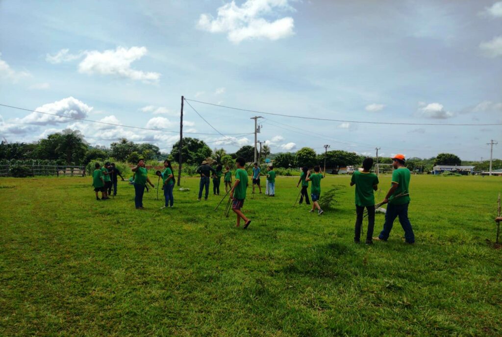 Ação de Educação Ambiental envolve alunos da REME em plantio de árvores no Assentamento Guaicurus