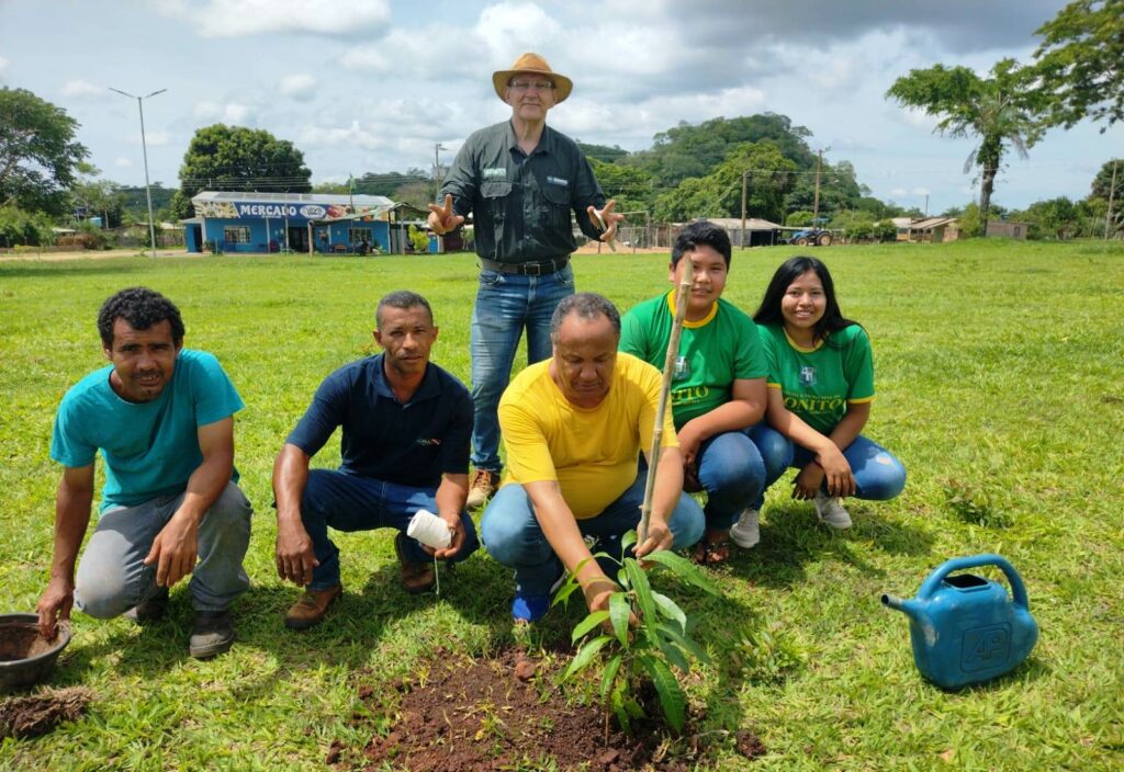 Ação de Educação Ambiental envolve alunos da REME em plantio de árvores no Assentamento Guaicurus