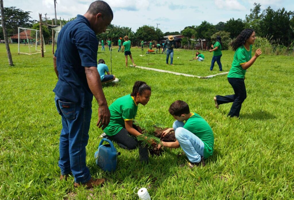 Ação de Educação Ambiental envolve alunos da REME em plantio de árvores no Assentamento Guaicurus