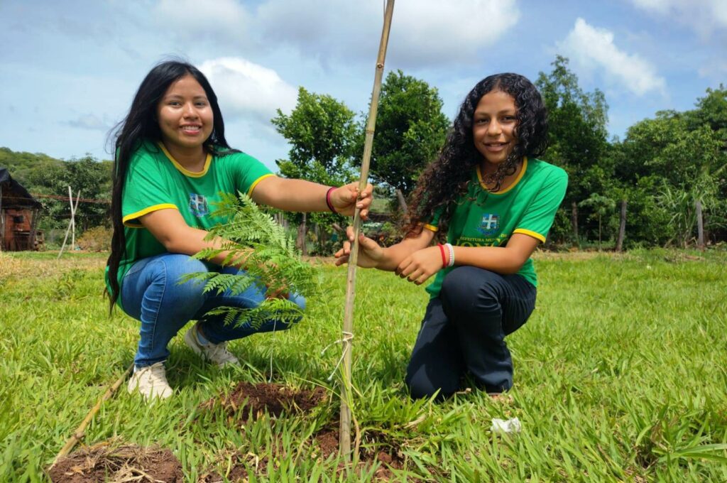 Ação de Educação Ambiental envolve alunos da REME em plantio de árvores no Assentamento Guaicurus