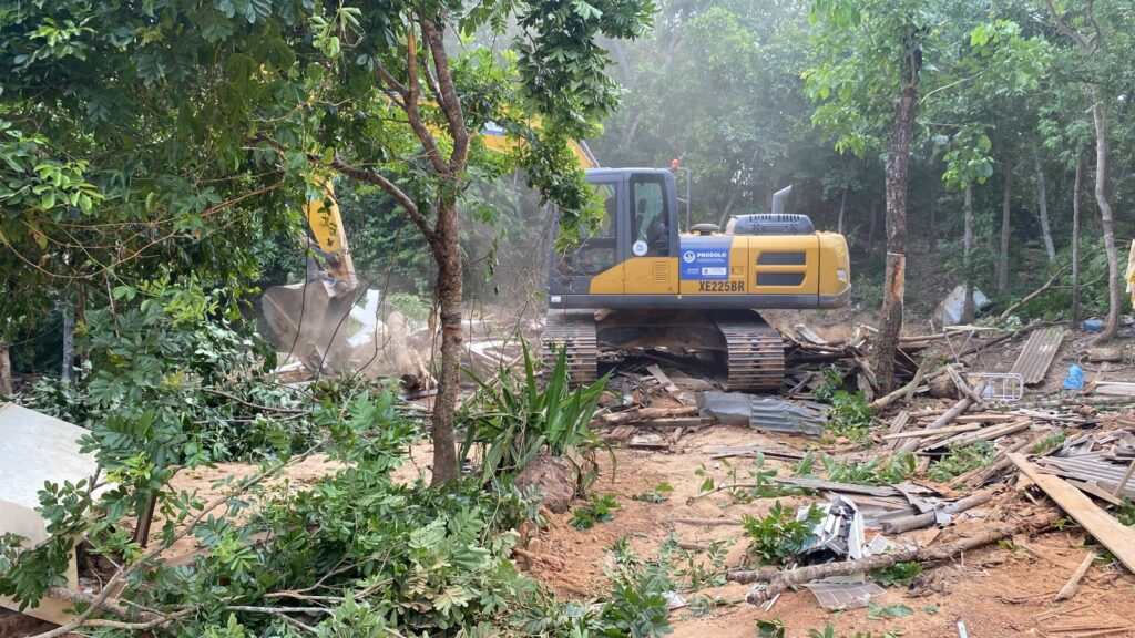 Após entrega de novas moradias, famílias da região do Aterro são removidas e barracos demolidos