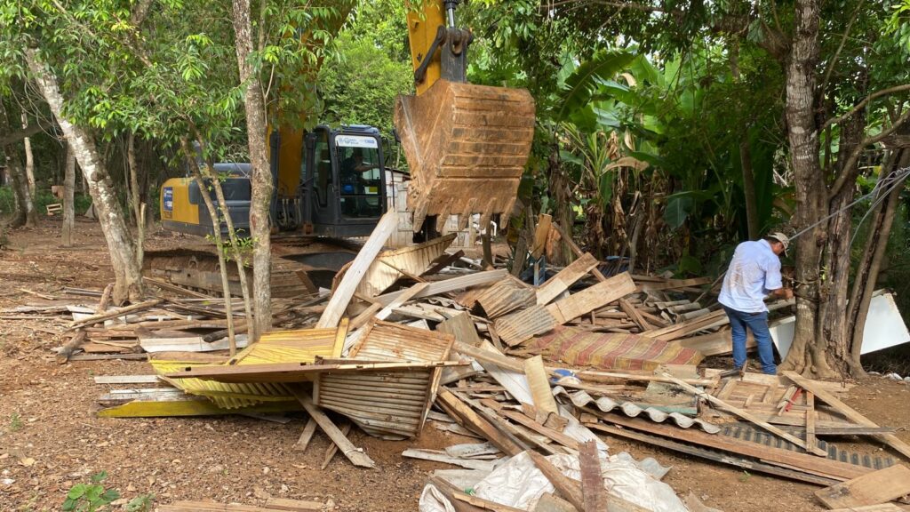 Após entrega de novas moradias, famílias da região do Aterro são removidas e barracos demolidos