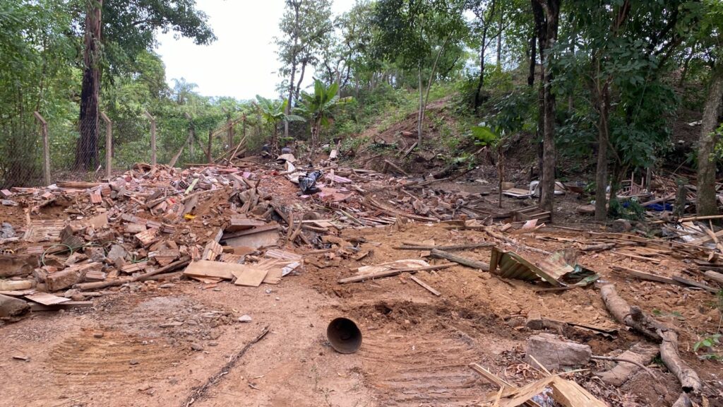 Após entrega de novas moradias, famílias da região do Aterro são removidas e barracos demolidos