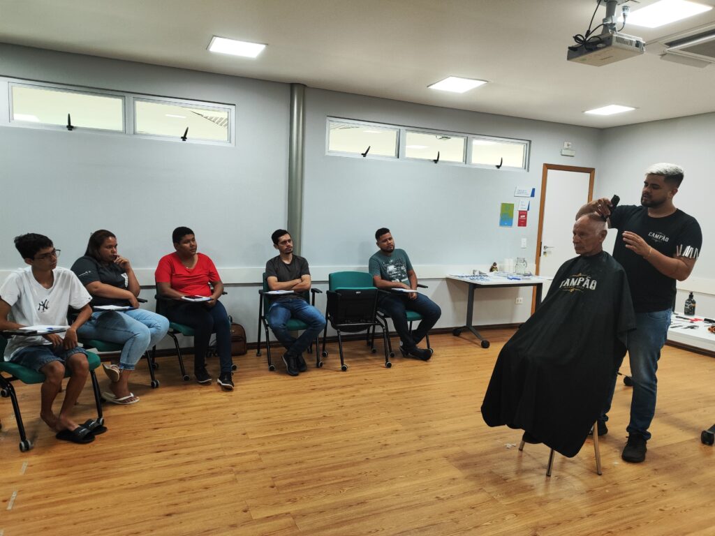 Workshop sobre técnicas de barbearia e designer de sobrancelhas capacita 12 pessoas em Bonito