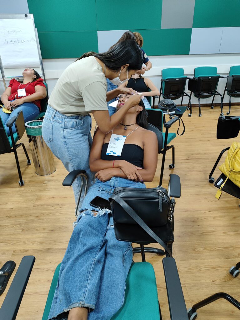 Workshop sobre técnicas de barbearia e designer de sobrancelhas capacita 12 pessoas em Bonito