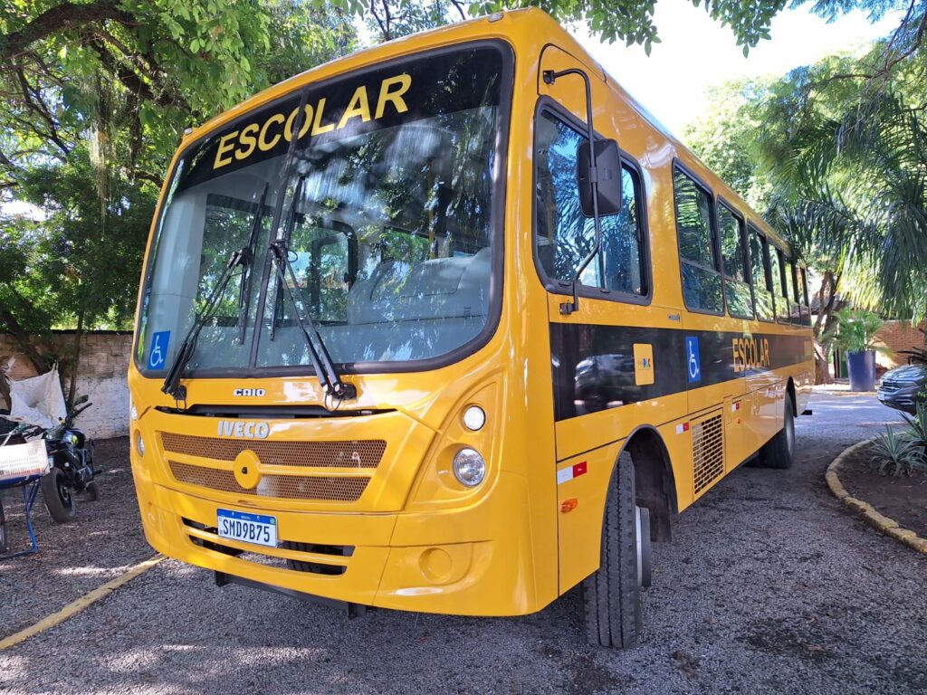 Entrega de ônibus escolar marca início dos investimentos em ‘Ano da Educação’