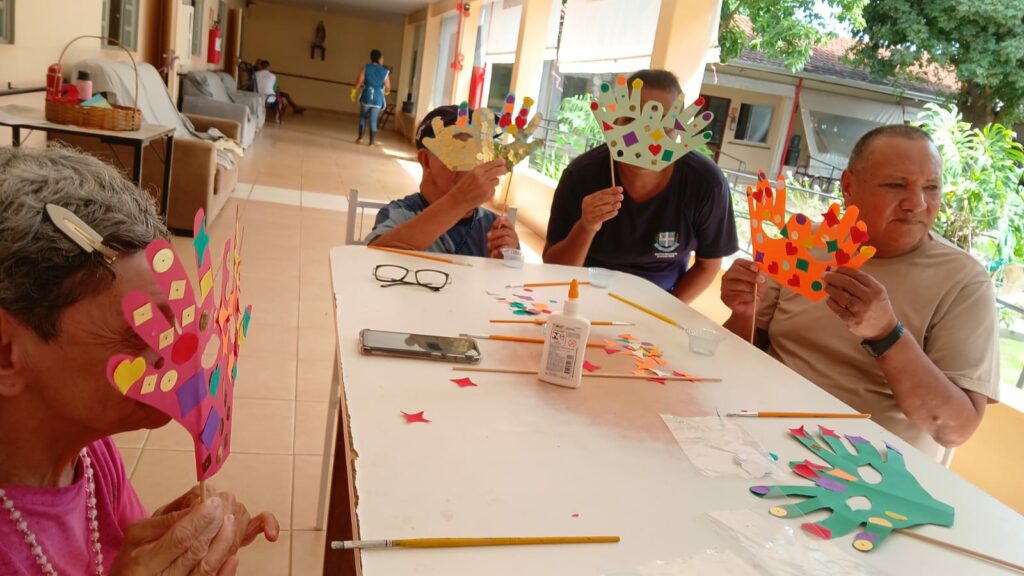 CRAS promove oficinas de produção de máscaras de Carnaval com crianças, mulheres e idosos