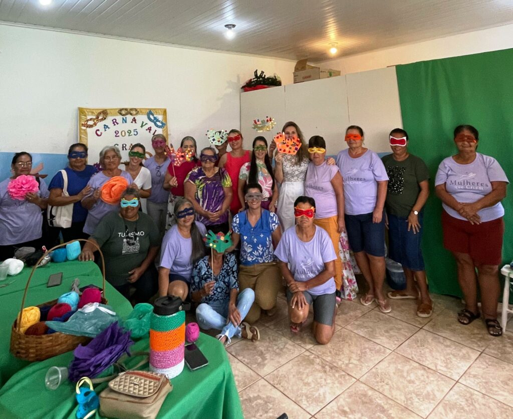 CRAS promove oficinas de produção de máscaras de Carnaval com crianças, mulheres e idosos